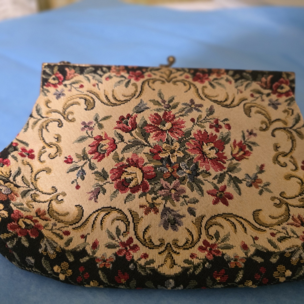 Elegant Floral Tapestry Clutch